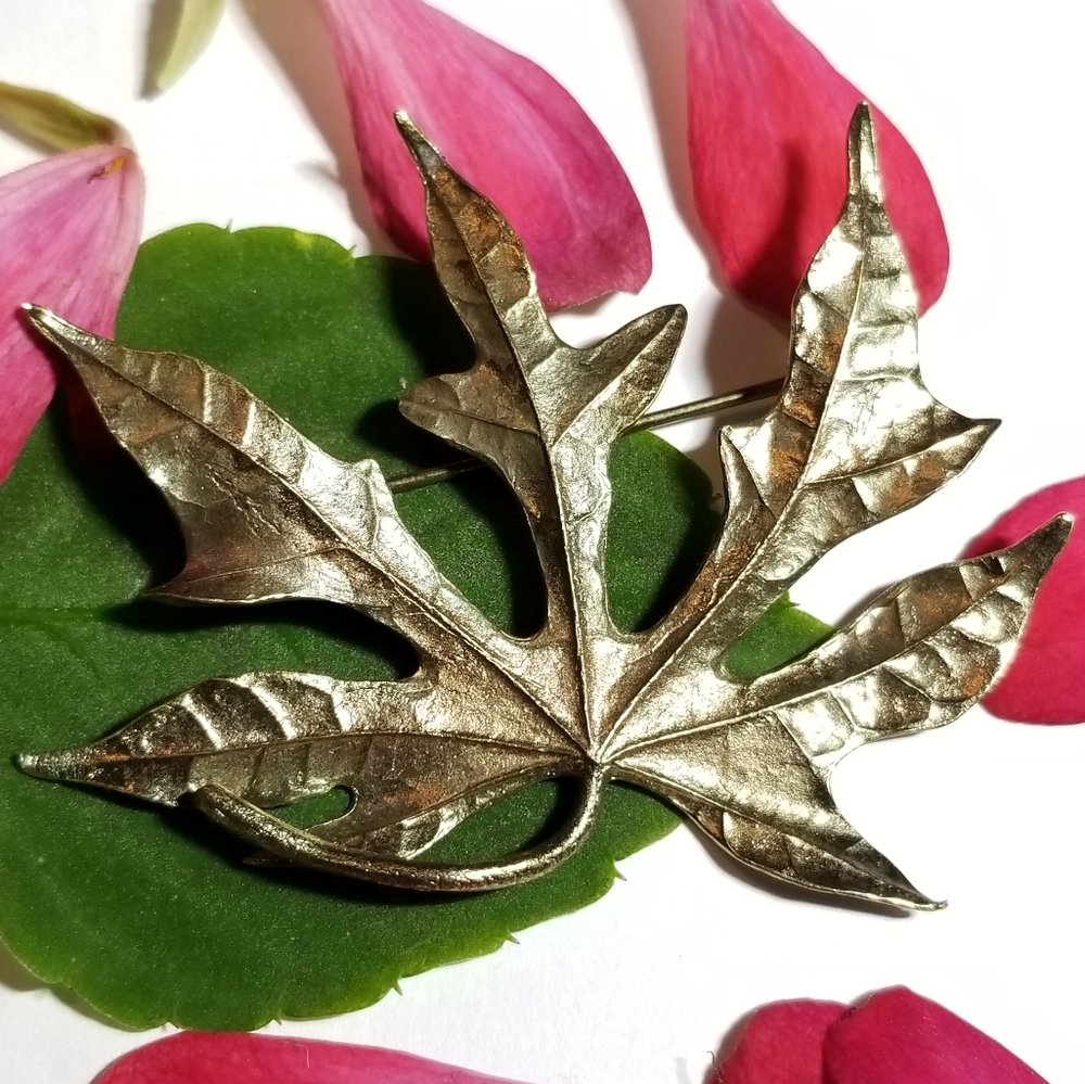 Realistic leaf brooch pin pale gold tone maple